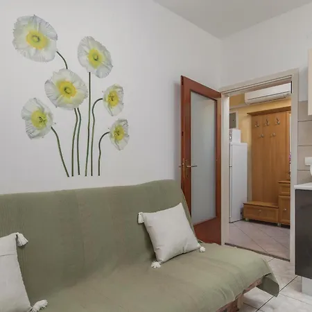 1 Bedroom Front In *